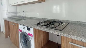 Departamento económico, balcón, vista al parque | Cocina privada | Refrigerador con congelador, parrilla de estufa y utensilios de cocina