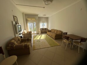 Apartamento clássico, sacada, vista para o parque | Quartos à prova de som, ferros/tábuas de passar roupa, Wi-Fi de cortesia