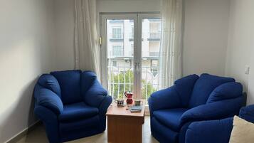 Departamento Confort, balcón, vista al parque | Área de sala de estar