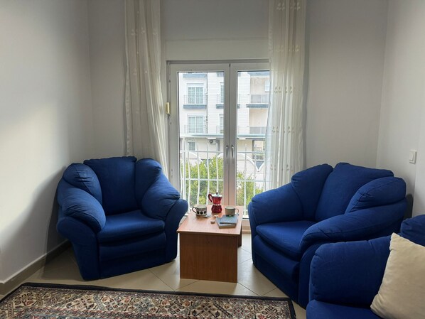 Departamento Confort, balcón, vista al parque | Área de sala de estar