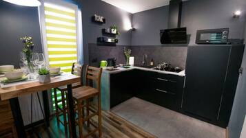 Refrigerador, microondas, placa de cocina, lavavajillas