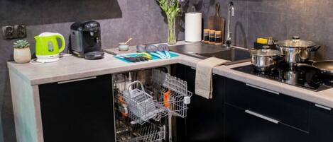 Réfrigérateur, micro-ondes, plaque de cuisson, lave-vaisselle