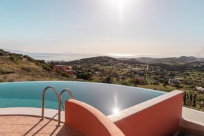Outdoor pool - Villa Malia, Eco-Chic Villa with SeaViews (Syros)