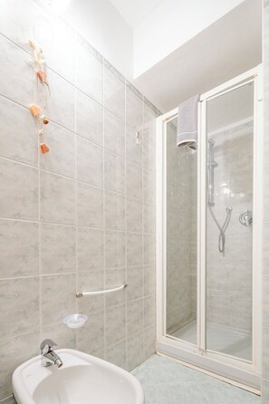 Dusche, Haartrockner, Bidet, Handtücher