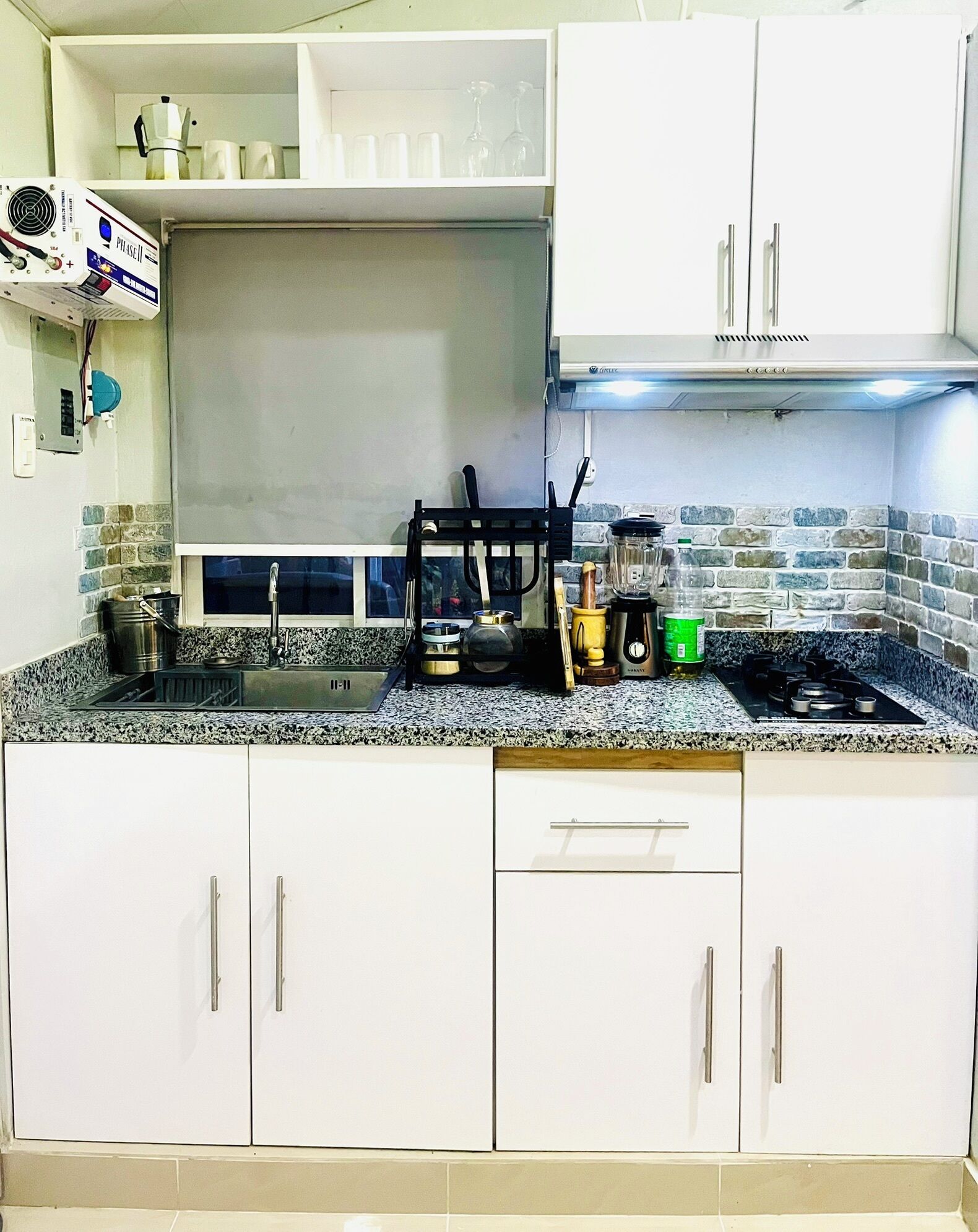 Frigorífico, placa de cocina, cafetera o tetera y licuadora