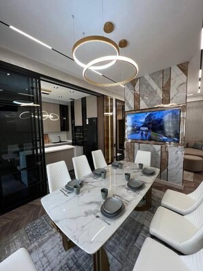 Luxury Apartment, City View | Makan dalam bilik