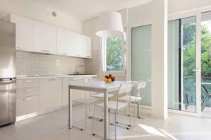 Fridge, stovetop, dishwasher, coffee/tea maker - Holiday apartment with air conditioning and balcony (Lignano Sabbiadoro)