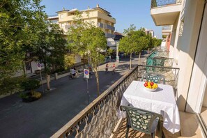 Outdoor dining - Holiday apartment with air conditioning and balcony (Lignano Sabbiadoro)