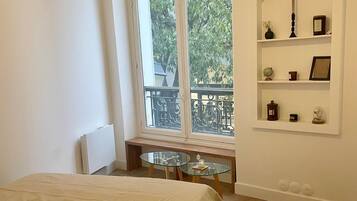 Een strijkplank/strijkijzer, gratis wifi, beddengoed