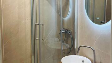 Een haardroger, handdoeken, zeep, shampoo