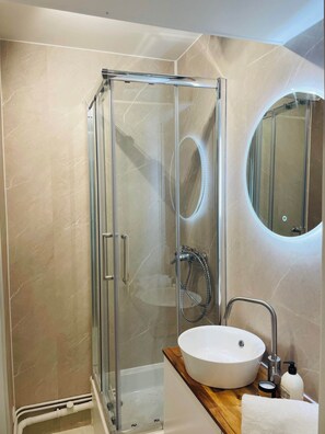 Sèche-cheveux, serviettes fournies, savon, shampoing