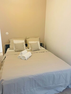 Fer et planche à repasser, Wi-Fi gratuit, draps fournis