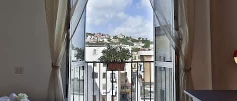 3 chambres, fer et planche Ă repasser