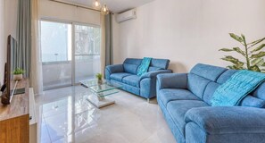 Living area - Beautiful 3BR home with comfy beds, WIFI & AC (Naxxar)