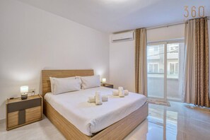 3 habitaciones, escritorio y tabla de planchar con plancha 