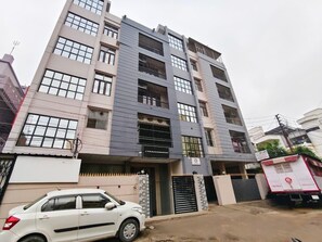 Front of property - Hotel Veda Vatica (Varanasi)