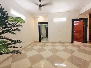 Living area - Hotel Veda Vatica (Varanasi)
