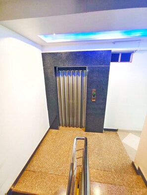 Lift - Hotel Veda Vatica (Varanasi)