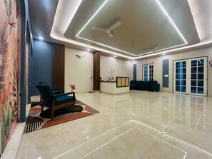 Living area - Hotel Veda Vatica (Varanasi)