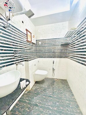 Free toiletries, towels, soap, shampoo - Hotel Veda Vatica (Varanasi)