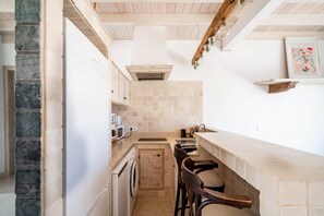 Réfrigérateur, micro-ondes, plaque de cuisson, lave-vaisselle