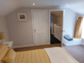 2 bedrooms, individually decorated, individually furnished, free WiFi - The Coach House- Canonbie (Canonbie)