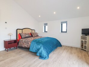 3 bedrooms, individually decorated, individually furnished, free WiFi - Barn 5 (St Austell)