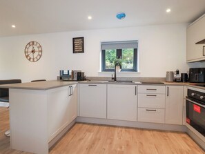 Lave-vaisselle, batterie de cuisine, vaisselle et ustensiles