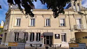 A hotel with a bar and terrace parking. - The Originals Access Hotel Le Canter (Saumur)