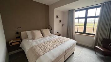 6 bedrooms, in-room safe, iron/ironing board, travel crib