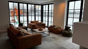 Een smart-tv, een open haard, een dvd-speler en boeken