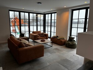 Een smart-tv, een open haard, een dvd-speler en boeken