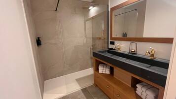 Een douche, een haardroger, handdoeken, zeep