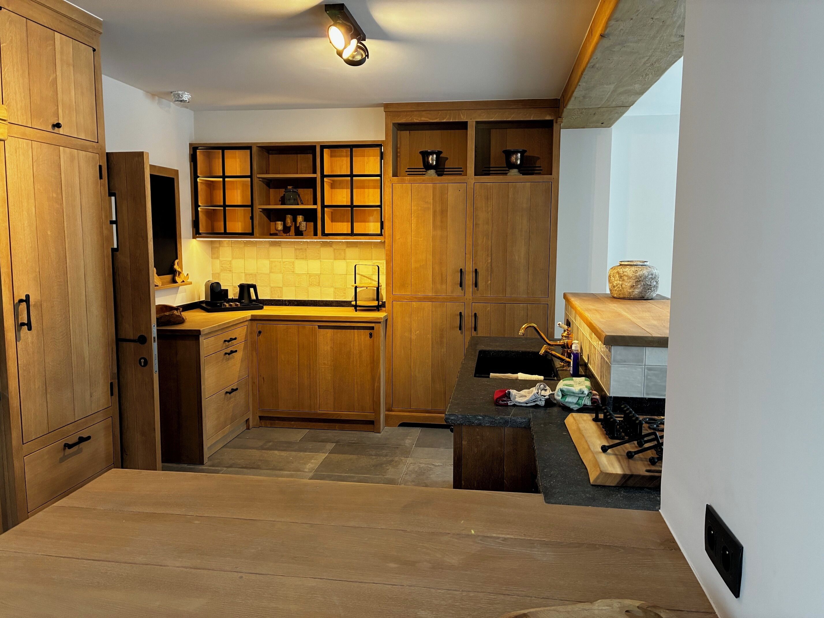 Een koelkast, een magnetron, een oven, een kookplaat