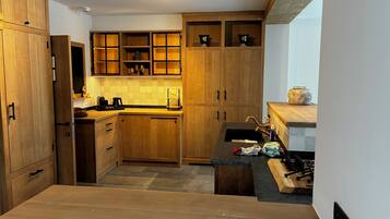 Een koelkast, een magnetron, een oven, een kookplaat