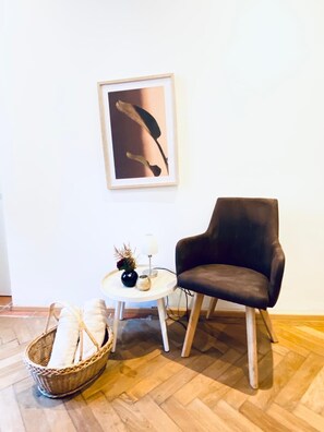 Basic Apartment | Iron/ironing board