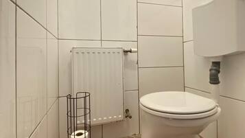 Basic Apartment | Bathroom