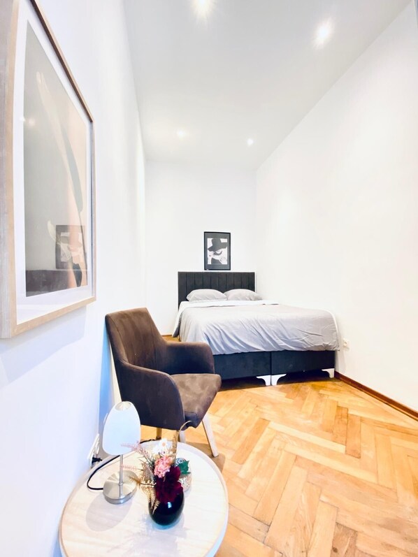 Basic Apartment | Iron/ironing board