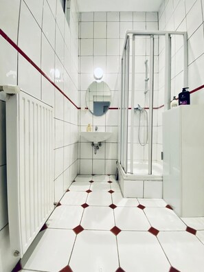 Basic-lejlighed | Badeværelse | Bruser, gratis toiletartikler, håndklæder, Sæbe