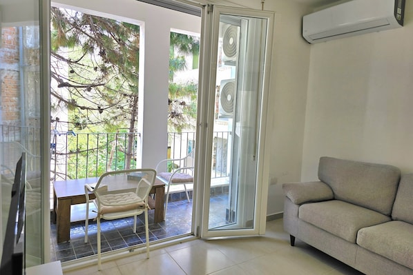 Family Apartment, 1 Bedroom, Balcony, Sea Facing (Merville Happy Stay 083) | Ruang tamu | TV Pintar 