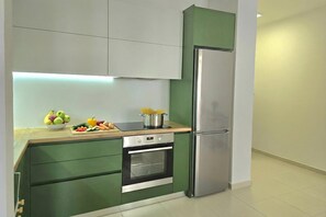 Fridge, oven, stovetop, electric kettle - Merville Happy Stay 083 (Durrës)
