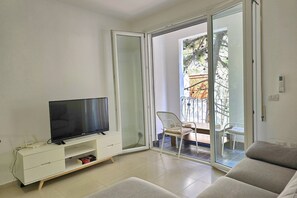 21-inch Smart TV with cable channels - Merville Happy Stay 083 (Durrës)