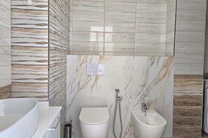 Apartamento família, vários quartos, de frente para o mar (Brisa Del Mar Beachfront Apartment) | Banheiro | Chuveiro, secador de cabelo, bidê, toalhas de banho