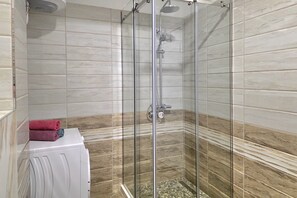 Apartamento família, vários quartos, de frente para o mar (Brisa Del Mar Beachfront Apartment) | Banheiro | Chuveiro, secador de cabelo, bidê, toalhas de banho