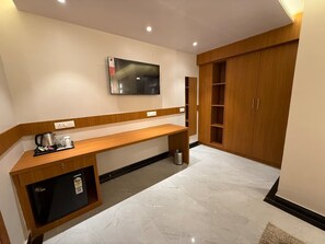 مكتب ومساحة عمل للكمبيوتر المحمول وواي فاي مجانًا