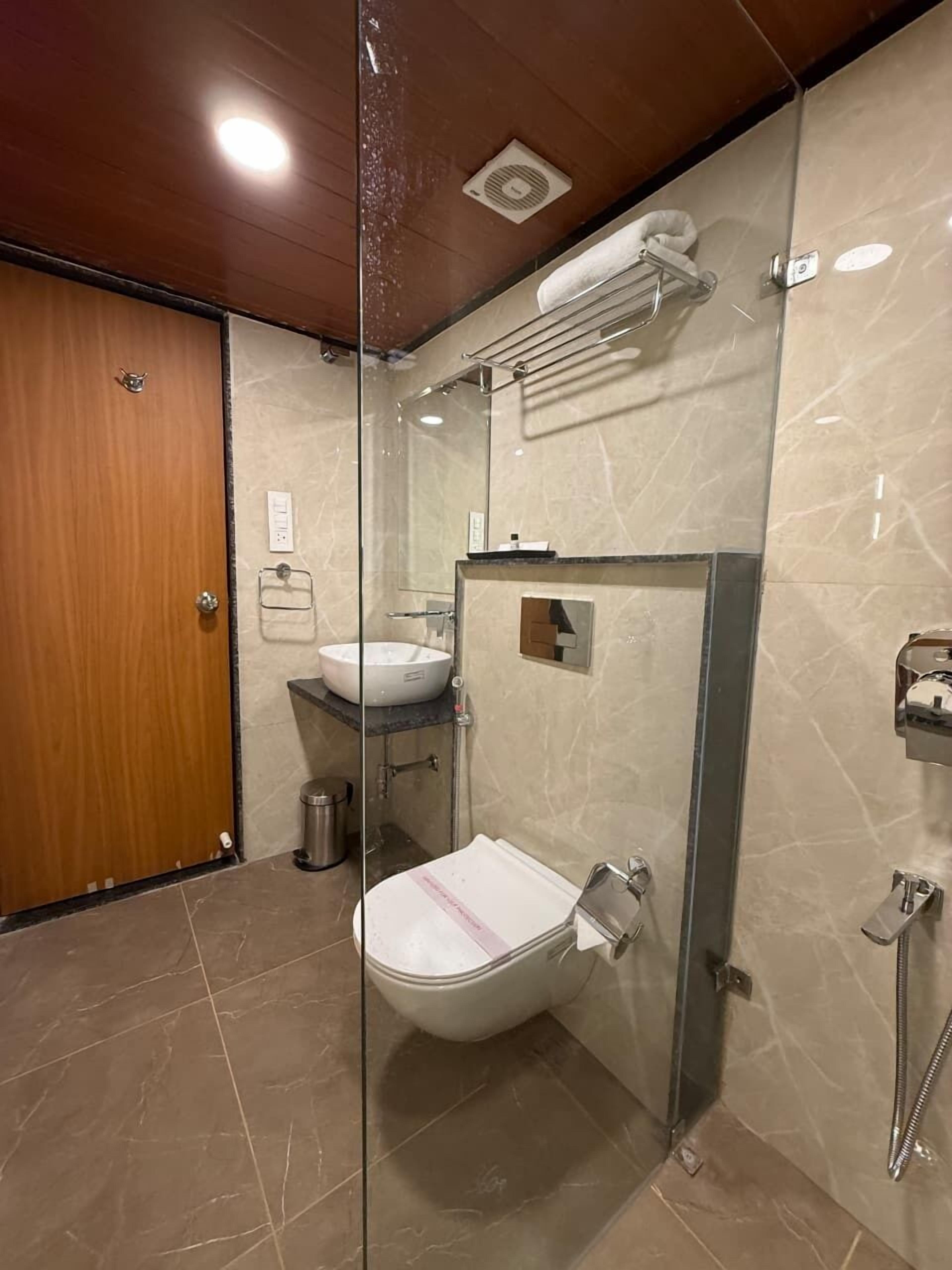 Tohvelit, pyyhkeet, saippua, sampoo