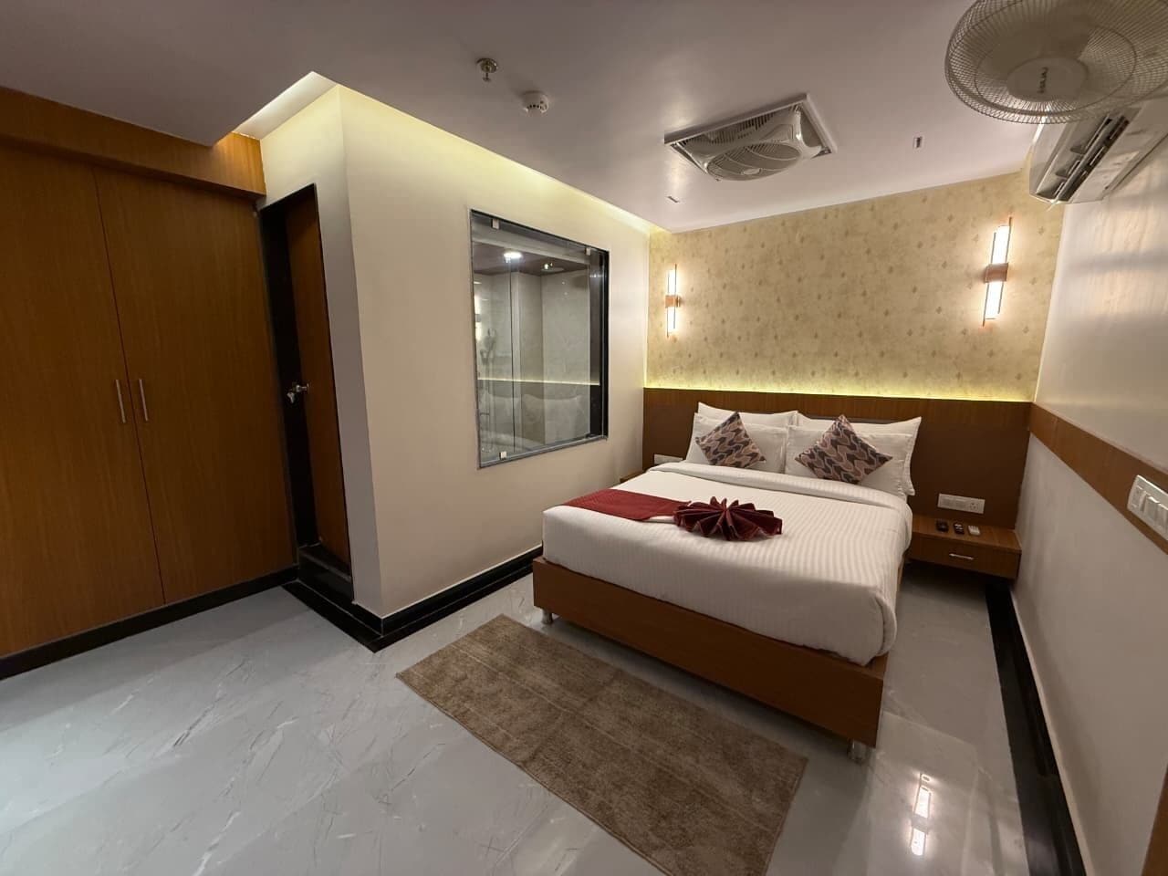 Työpöytä, kannettavalle tietokoneelle sopiva työtila, ilmainen Wi-Fi