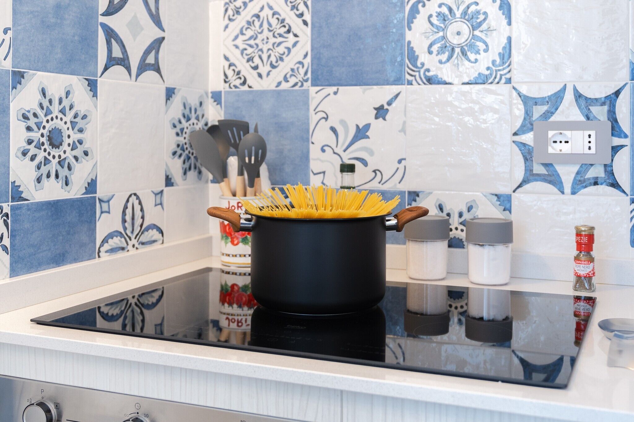 冰箱、微波炉、烤箱、炉灶