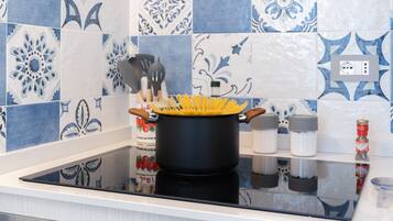 雪櫃、微波爐、焗爐、爐具