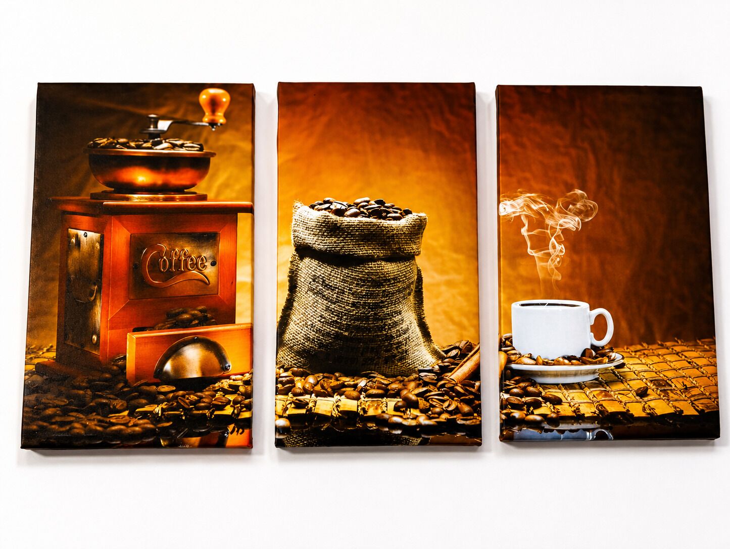 Eine Kaffeemühle, ein Jutesack mit Kaffeebohnen und eine dampfende Tasse Kaffee.